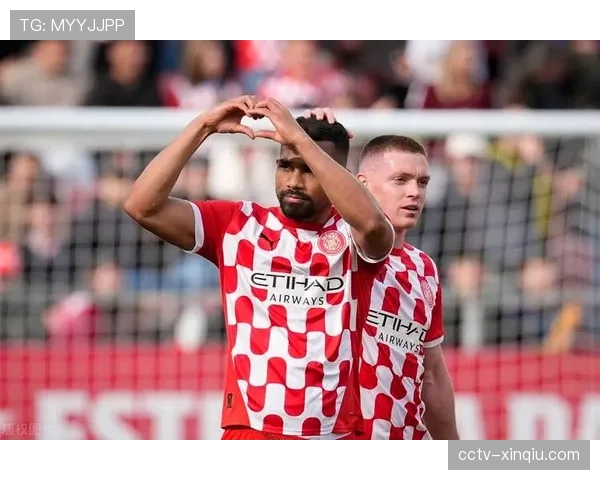 西班牙人队比赛因主队球迷突发疾病暂停，球员协助医疗人员