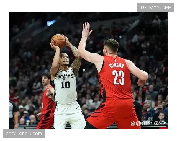 杨瀚森沉着应战，开拓者鏖战马刺展开激烈较量